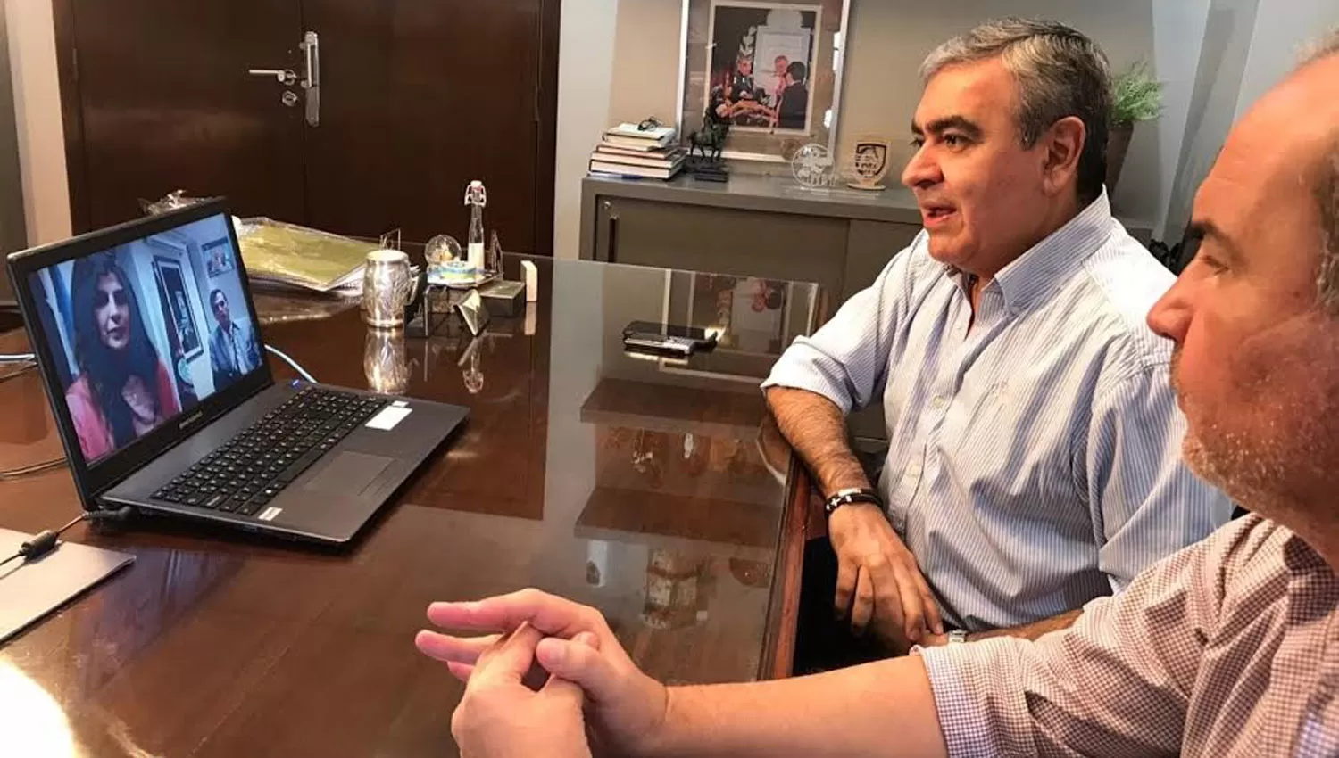 REUNIÓN DIGITAL. Ocaranza y Alfaro dialogan con la intendenta salteña Romero mediante una videollamada.