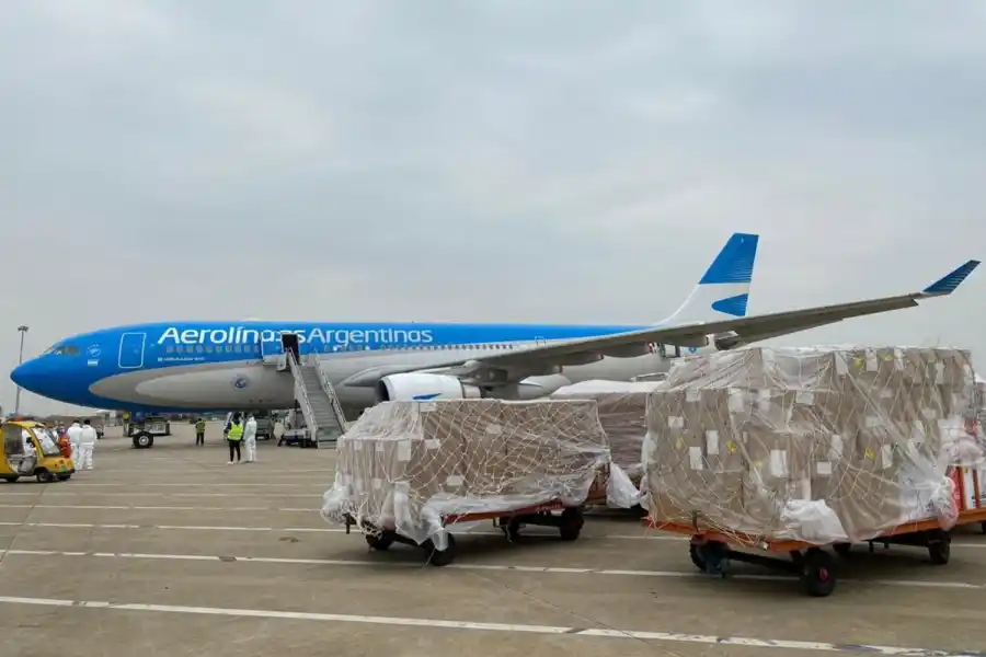 Llegó el primer vuelo de Aerolíneas Argentinas con 14 toneladas de insumos médicos de China