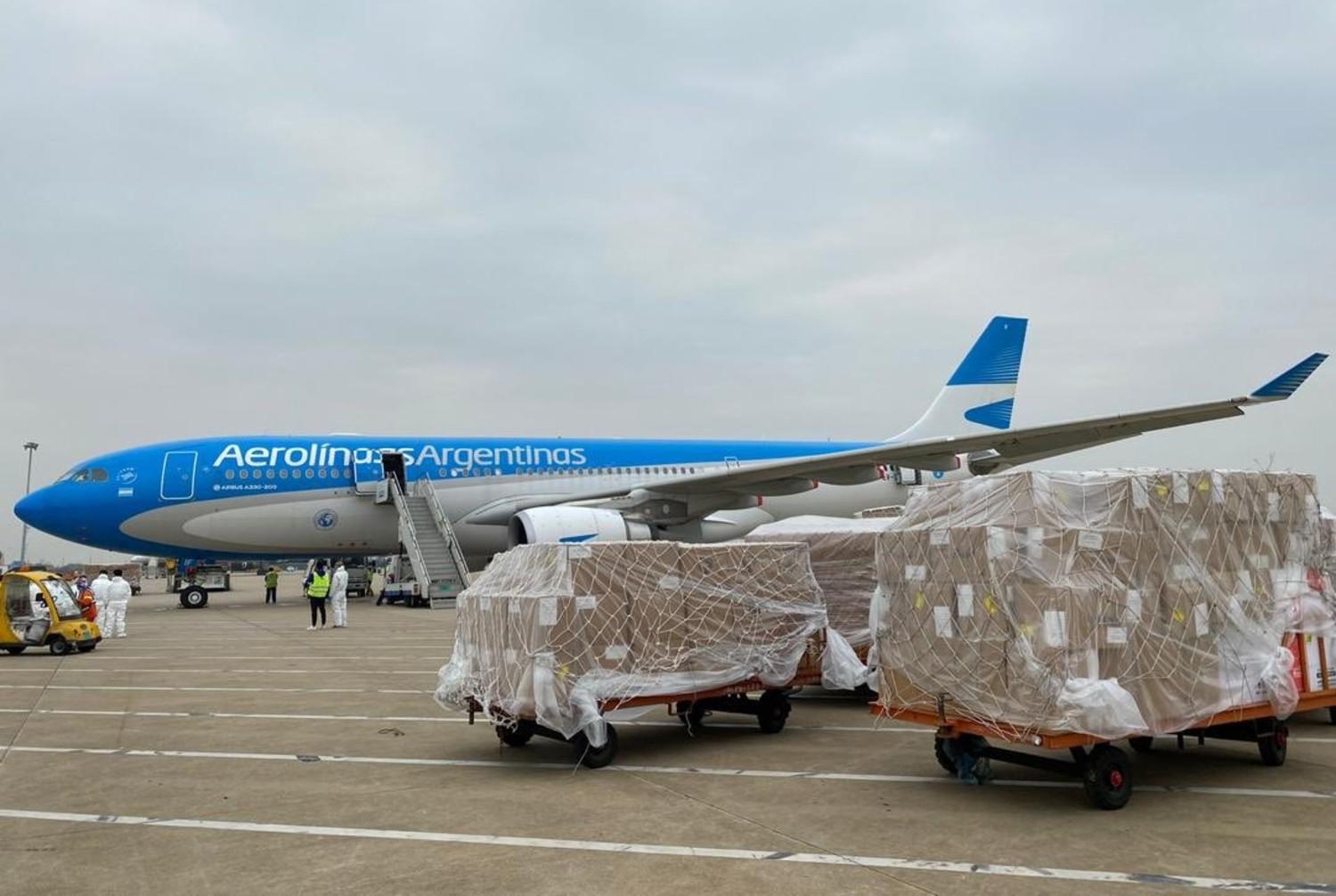 Llegó el primer vuelo de Aerolíneas Argentinas con 14 toneladas de insumos médicos de China