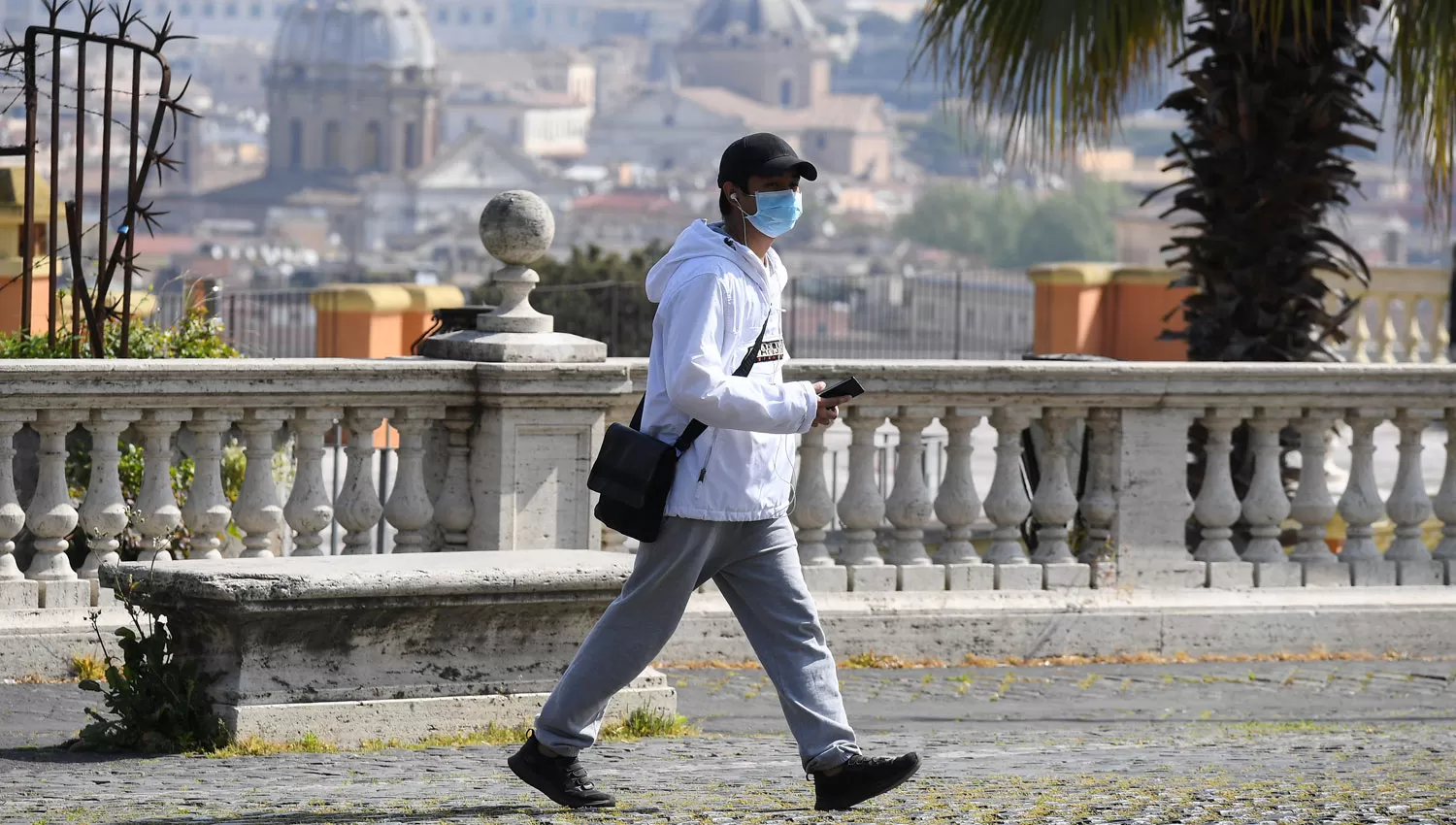 RECLUIDOS. Un hombre camina por las calles desiertas de Roma.