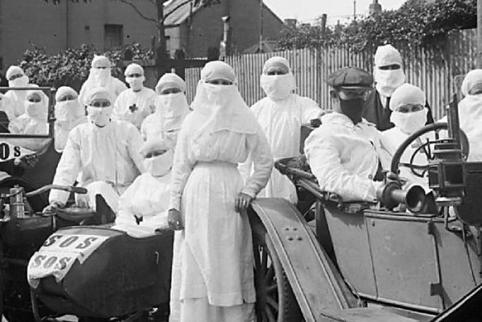 CUBIERTOS HASTA LOS OJOS. Miembros de la Cruz Roja australiana, preparados para asistir enfermos durante el rebrote, a principios de 1919.