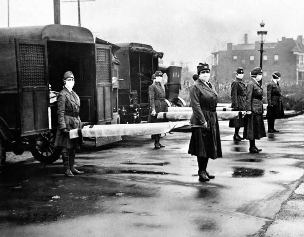 CUANDO AÚN NO HABÍA TERMINADO LA GUERRA. Enfermeras y voluntarios en la ciudad norteamericana de Saint Louis, durante la pandemia de 1918.