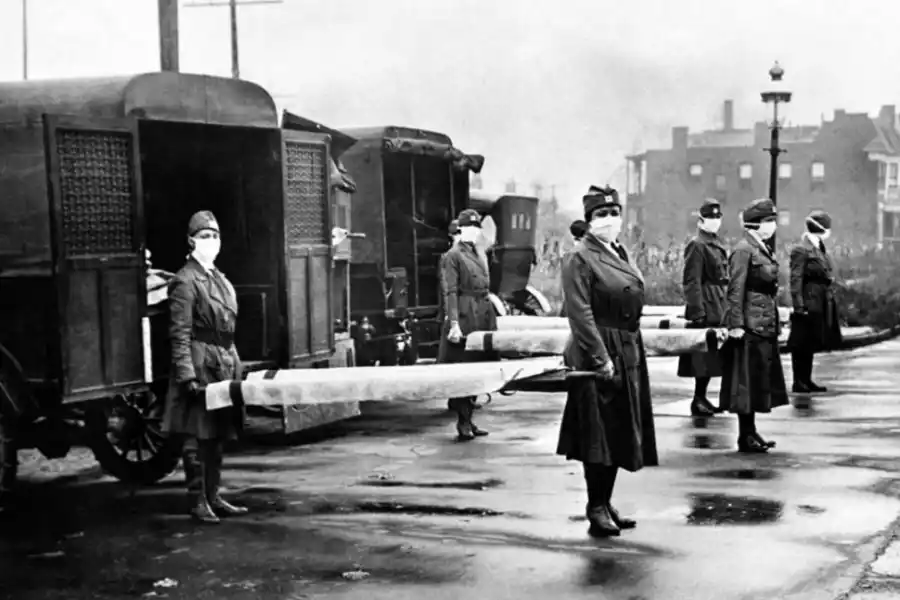 CUANDO AÚN NO HABÍA TERMINADO LA GUERRA. Enfermeras y voluntarios en la ciudad norteamericana de Saint Louis, durante la pandemia de 1918.