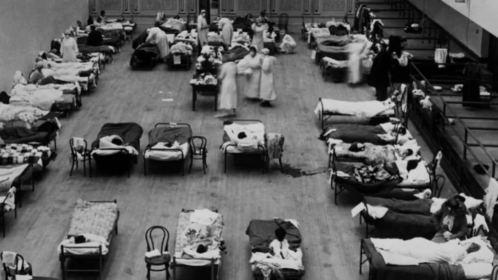 DESBORDADOS. El auditorio municipal de Oakland (EE UU) se usó como hospital temporal para los afectados por la pandemia de 1918 