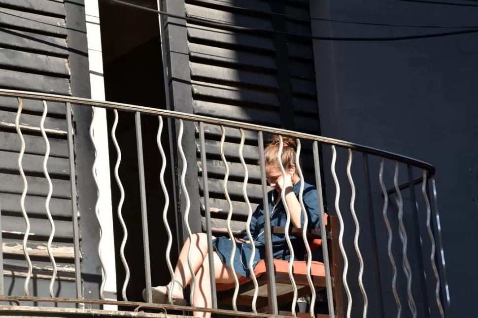 EN EL SILLÓN. Una señora recibe la luz del sol desde su balcón. 