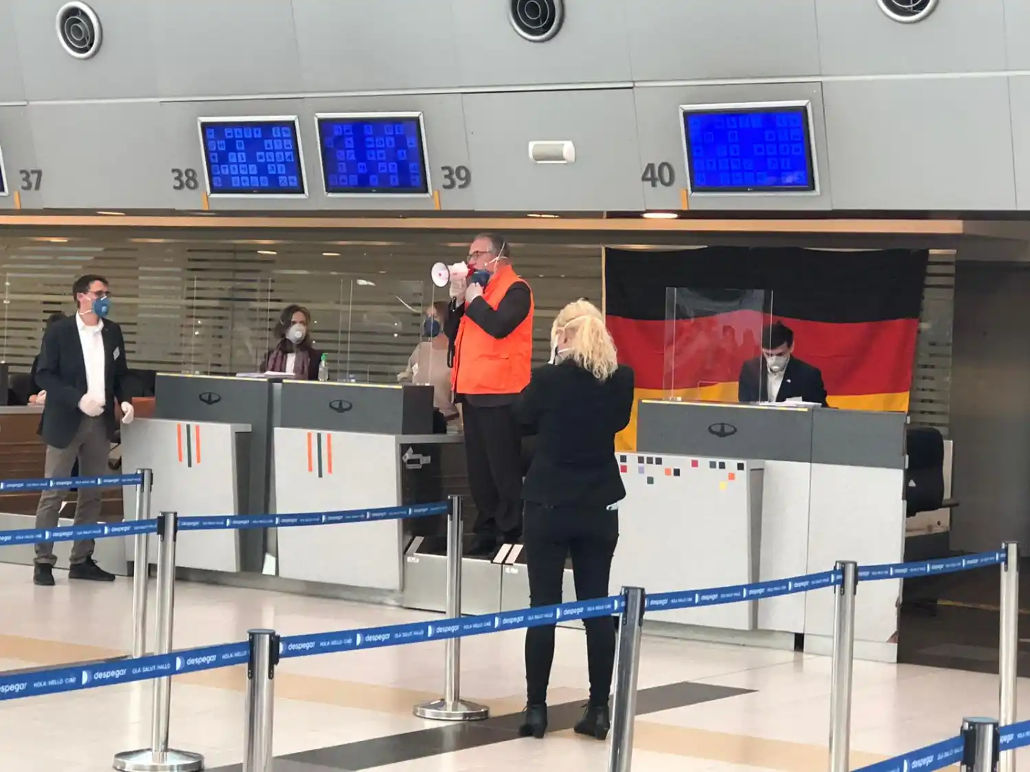 EN EZEIZA. La familia logró llegar al aeropuerto y viajó junto a otros 400 alemanes.