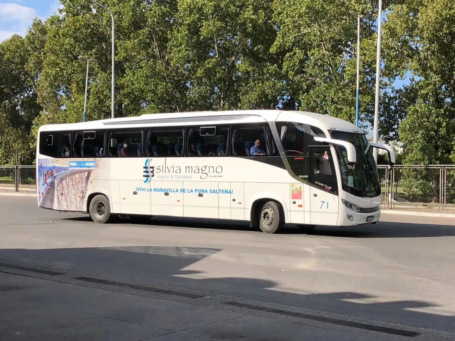 REPATRIADOS. El colectivo en el que viajaron hasta Ezeiza.