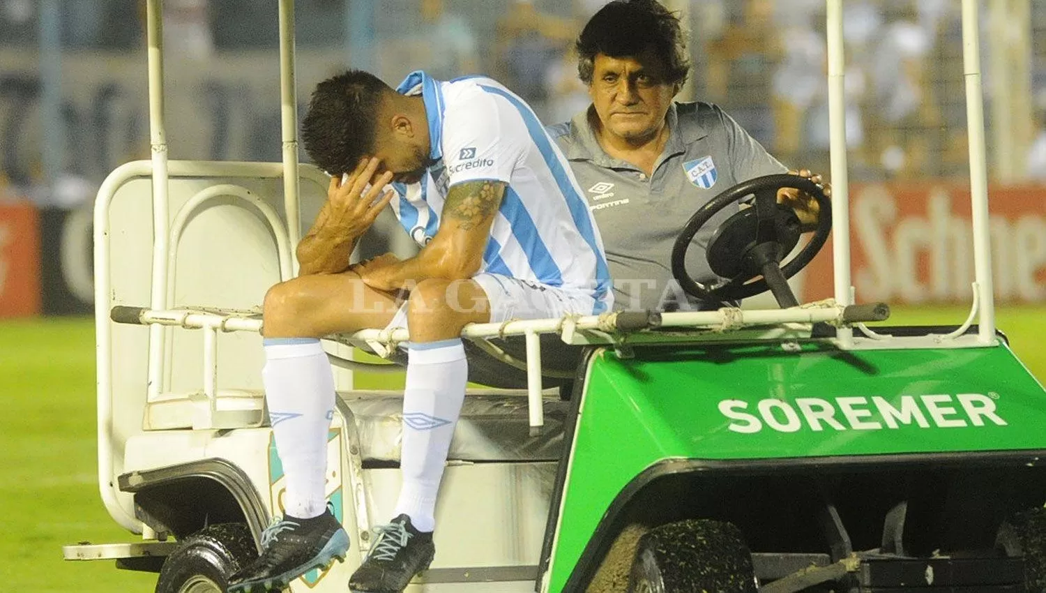 Leandro Díaz sale lesionado en noviembre de 2019.