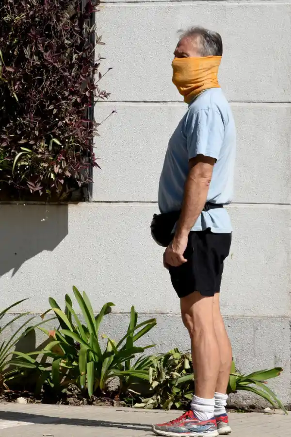 DE MONTAÑA. En Yerba Buena, un peatón usa un cuello especializado.     