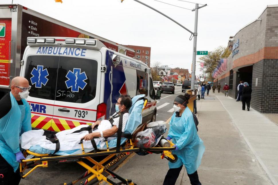 EMERGENCIA. Pacientes con coronavirus ingresan al Elmhurst Hospital, en Nueva York, la ciudad más afectada.  fotos reuters