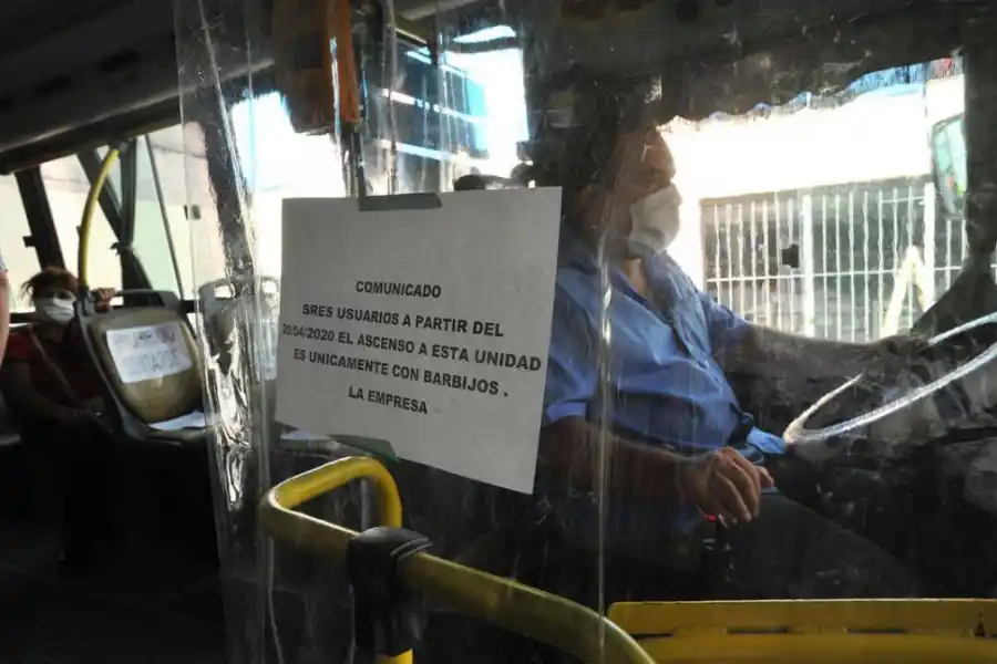 AVISO. Las unidades exhiben comunicados sobre la nueva disposición oficial. la gaceta 