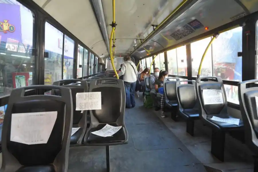 RESTRICCIONES. Algunos colectivos prohiben sentarse en varios asientos para mantener el distanciamiento social.  