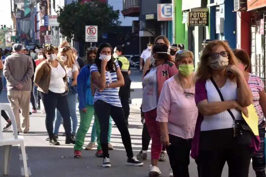 LAS FILAS DE SIEMPRE. Los ciudadanos esperan para pagar servicios.   