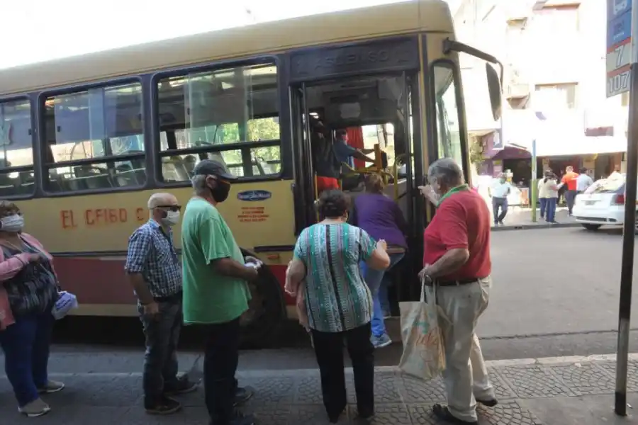 EL NUEVO PAISAJE URBANO. Desde ayer, todas las personas que hagan fila en una parada deben usar barbijo.  