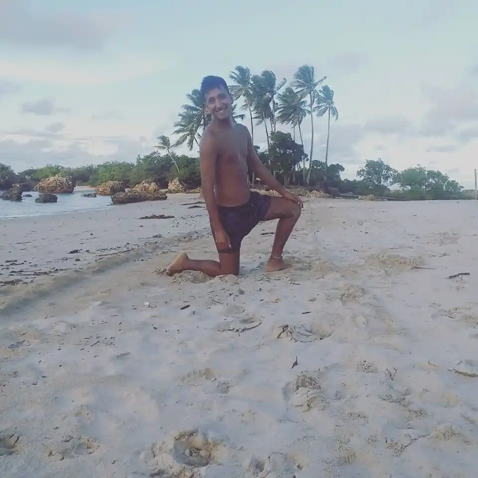 Corimayo, junto a una amiga en la playa brasileña. 