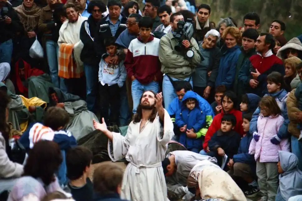 DEVOCIÓN. Miles de seguidores presenciaban cada una de las representaciones de “La Pasión” en Tafí del Valle.