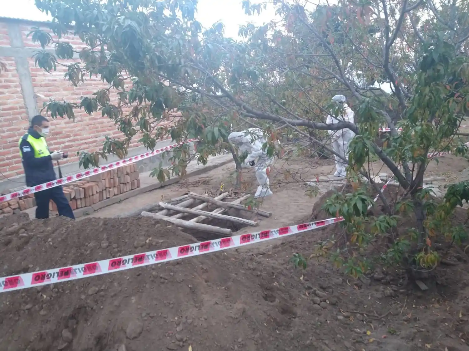 Ampimpa: cavaba un pozo en el patio de su casa y se encontró con cuatro cráneos humanos