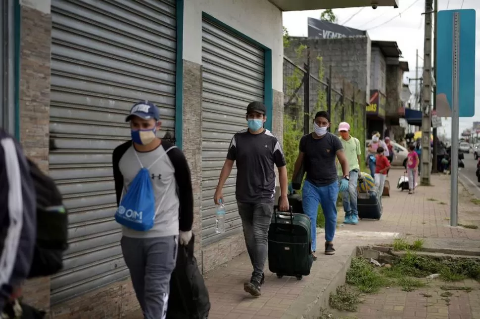 REGRESO. La falta de trabajo impulsa a muchos a dejar Ecuador.  reuters
