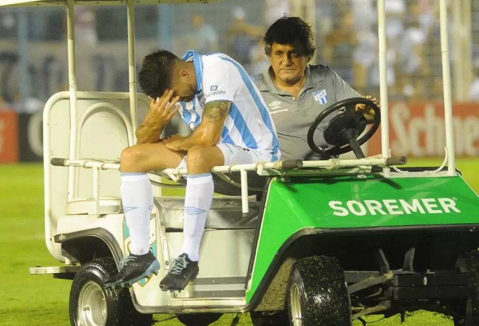 DONDE TODO COMENZÓ. Durante el partido con San Lorenzo, en noviembre pasado, Díaz sufrió la primera lesión que derivó en tres cirugías sobre la pierna izquierda.  la gaceta / foto de héctor peralta 