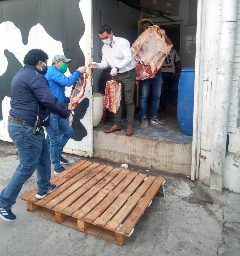 Decomisaron más de 1.200 kilos de carne en mal estado de un comercio de Esquina Norte