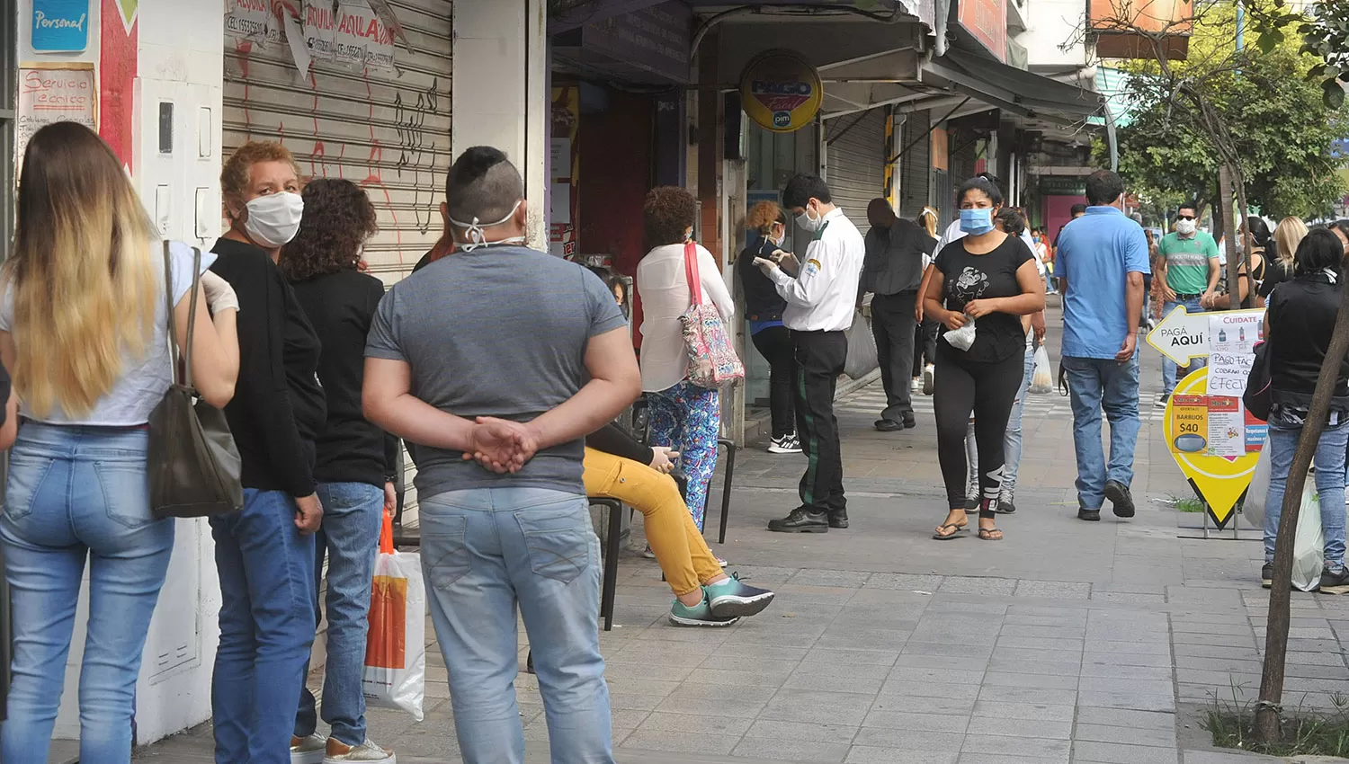En los últimos días se pudo a ver a muchas personas en el centro tucumano. LA GACETA/FOTO DE ANTONIO FERRONI