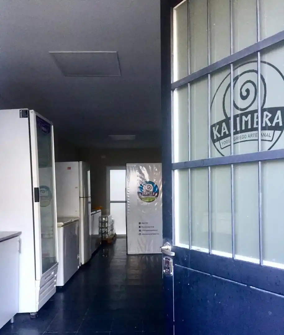 LA “FÁBRICA”. Marcilla produce los yogures en un local específico que destinó en su domicilio.  