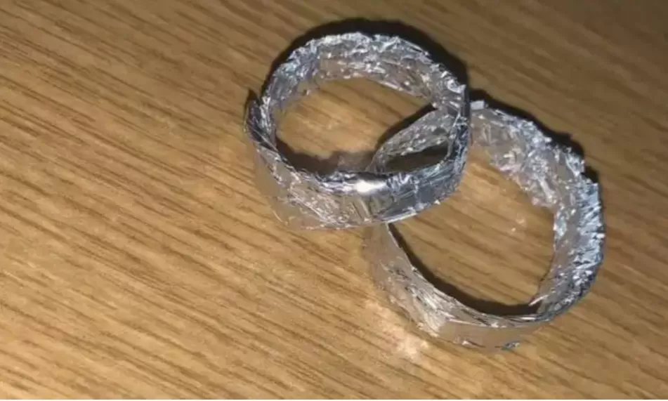 Las enfermeras prepararon anillos con papel aluminio.