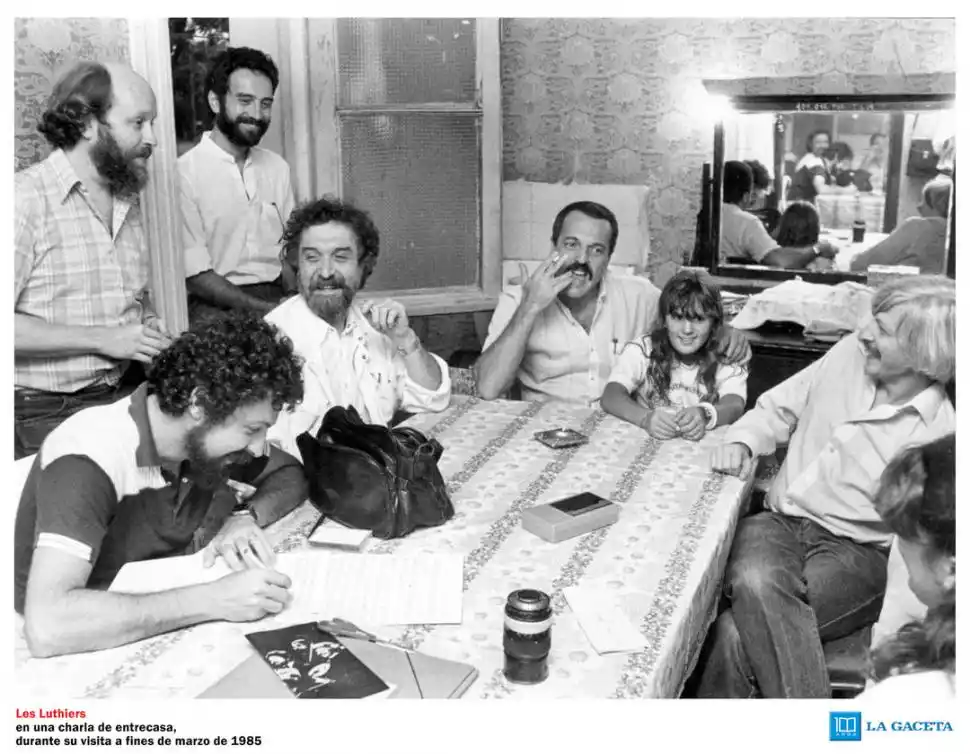 CON LA GACETA. Descontracturados, en la mesa de un comedor familiar, Les Luthiers responde preguntas durante su visita en marzo de 1985. Al igual que sobre el escenario, Marcos Mundstock llevaba la voz cantante del grupo. 