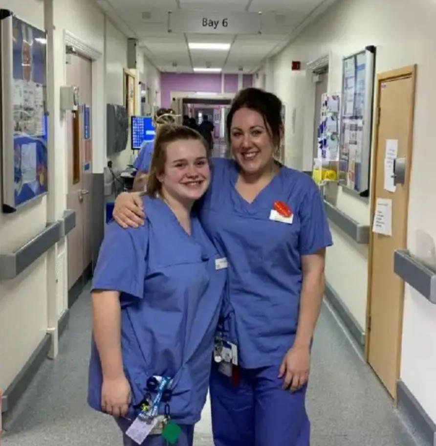 La enfermera Sophie Bryant-Miles y la jefa de sala, Jennie Marshall-Hamad.