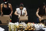 La hija del Chapo Guzmán reparte alimentos y barbijos con la foto de su padre