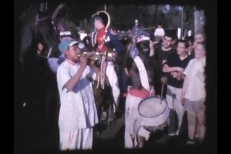 FANFARRIA. Los “próceres” llegaron acompañados por una banda de música.