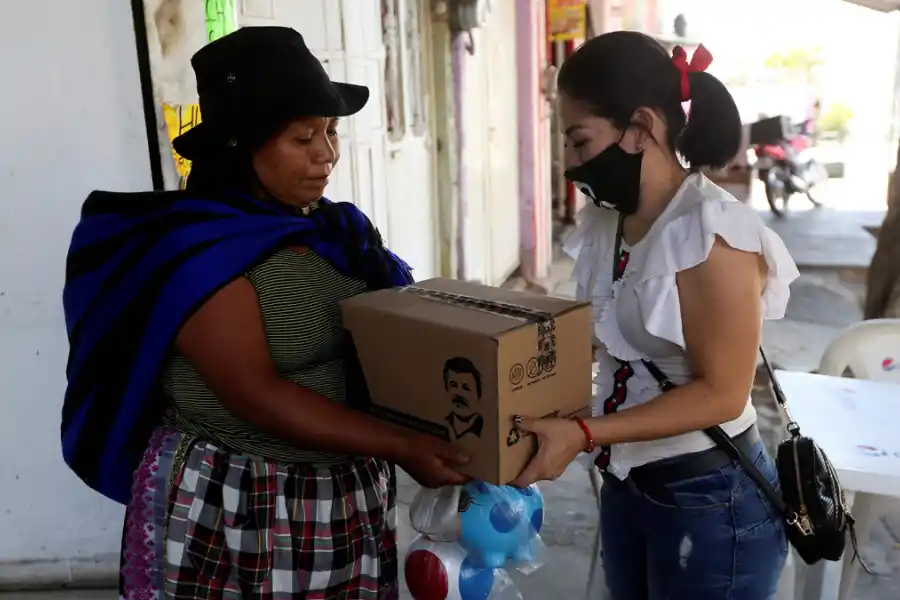 La hija del Chapo Guzmán reparte alimentos y barbijos con la foto de su padre