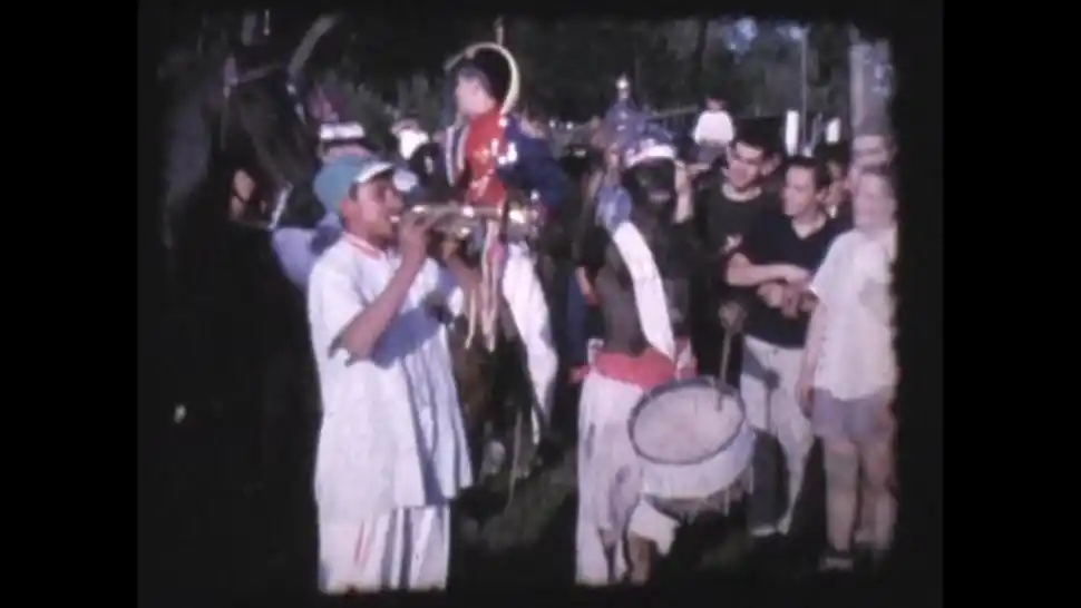 FANFARRIA. Los “próceres” llegaron acompañados por una banda de música.