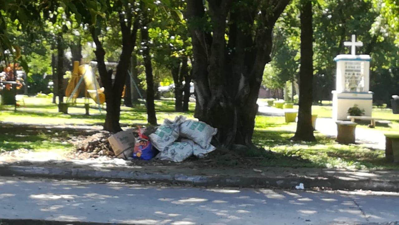 Basurales y restos de árboles en las veredas, la preocupación de los tucumanos de distintos puntos de la capital