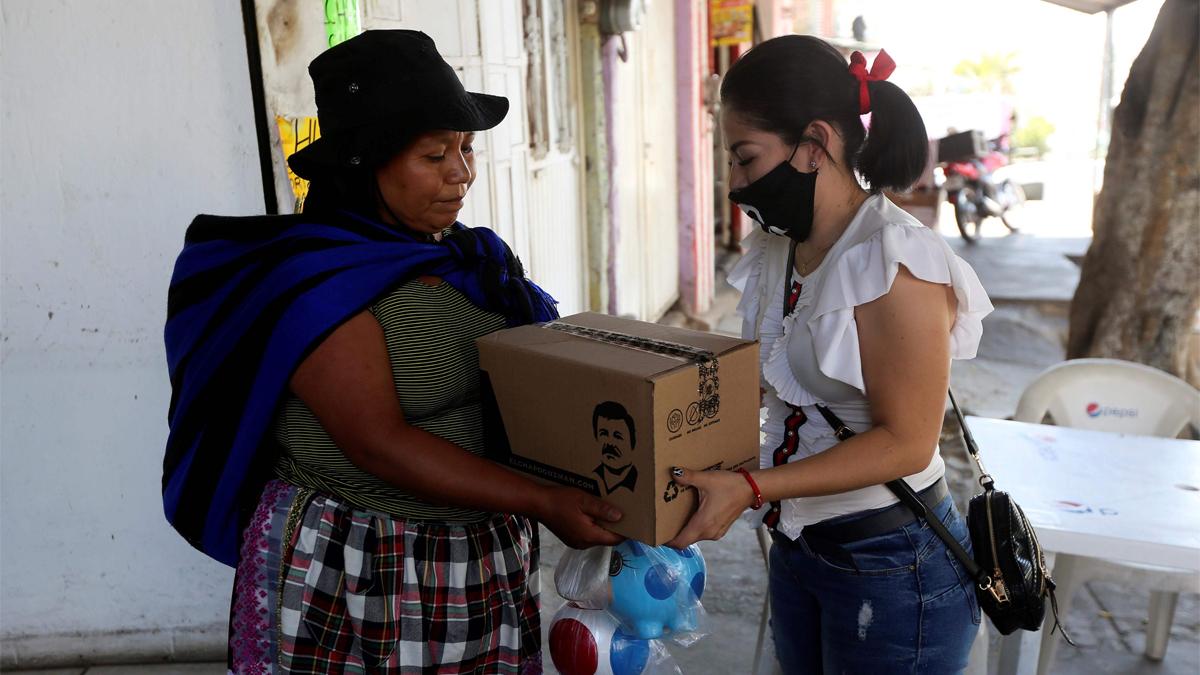 La hija del Chapo Guzmán reparte alimentos y barbijos con la foto de su padre