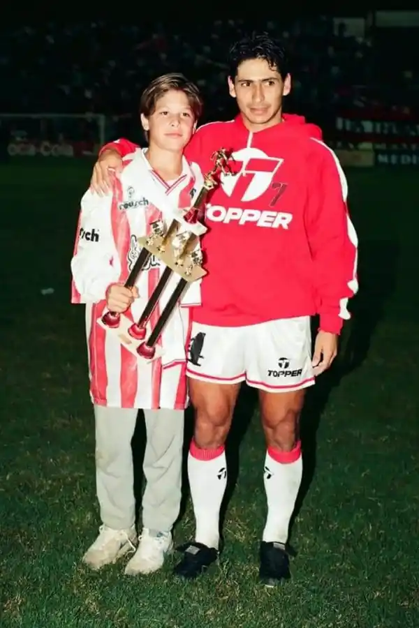 RECUERDO. “Cococho” posa junto con Emanuel Ortega.