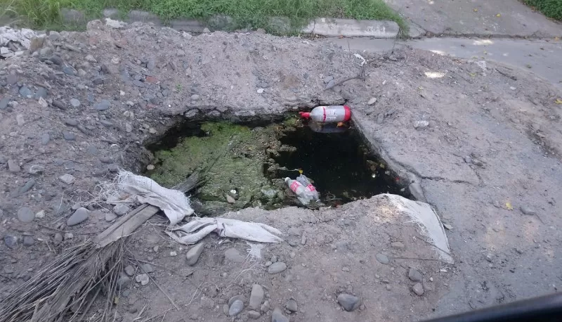 Pozos cloacales: denuncian acumulaciones de agua servida en distintos barrios