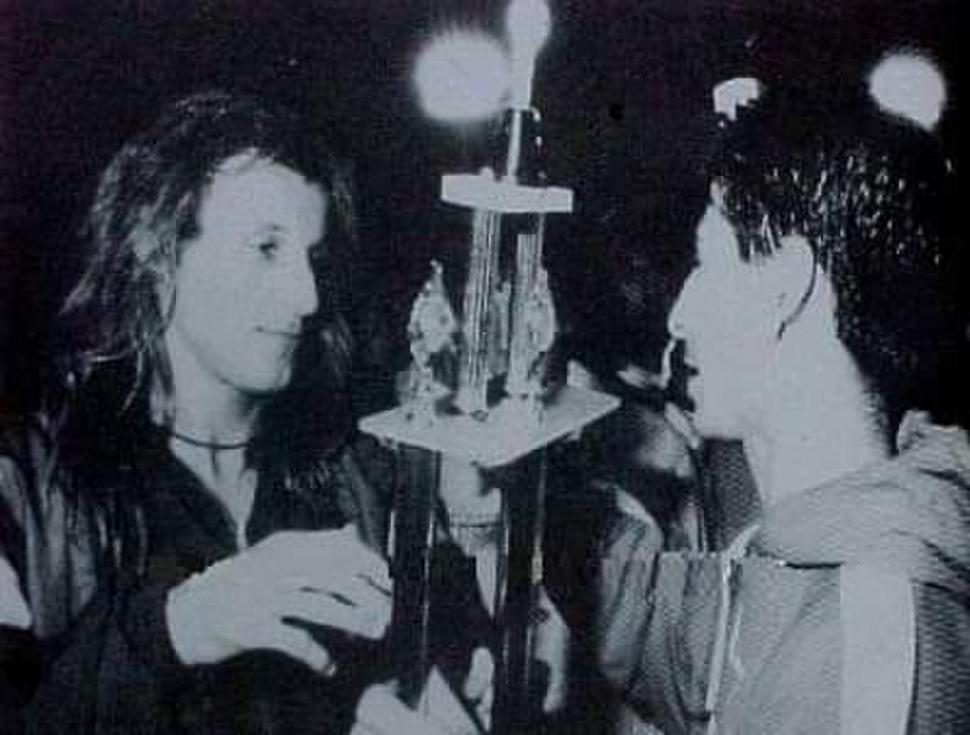 LA FOTO. Claudio Caniggia le entrega el trofeo “San Miguel de Tucumán” al capitán del equipo “santo”, Mario Jiménez.