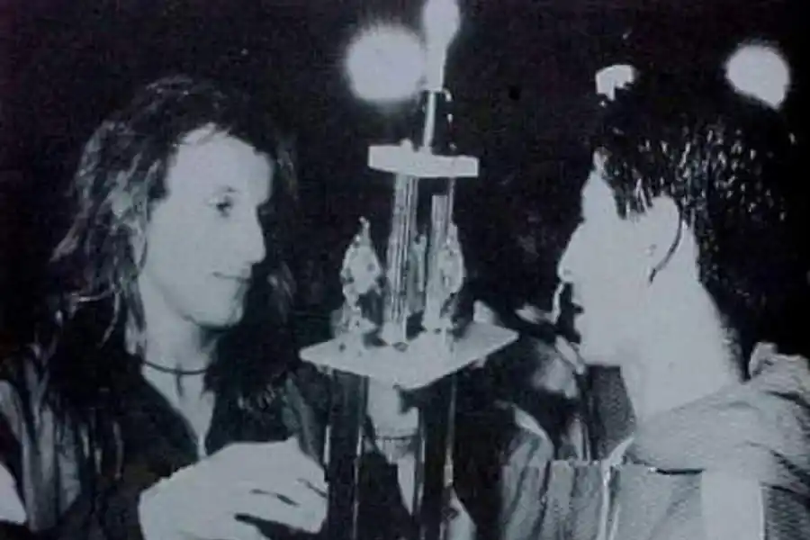 LA FOTO. Claudio Caniggia le entrega el trofeo “San Miguel de Tucumán” al capitán del equipo “santo”, Mario Jiménez.