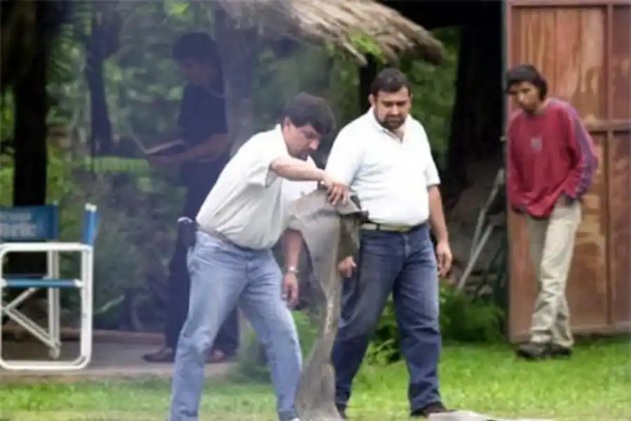 EN PLENA TAREA. Los comisarios Víctor Reinoso y Luis Núñez durante el allanamiento realizado en Río Colorado.