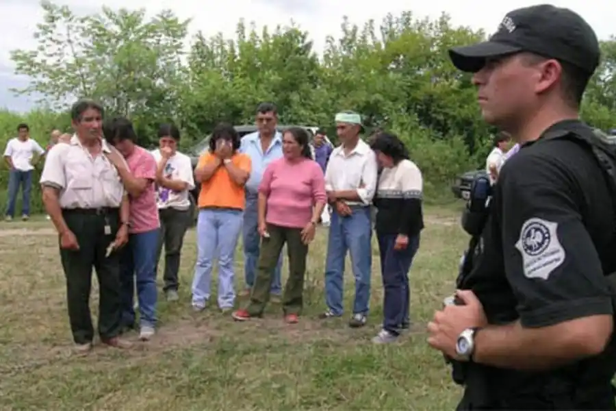 TENSA ESPERA. Los familiares de Claudio Pereyra aguardan novedades en el lugar donde hallaron su cuerpo.