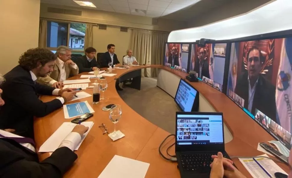 TOMA DE DECISIONES. El presidente, Alberto Fernández (centro), dialoga con los gobernadores a través de una videoconferencia.  