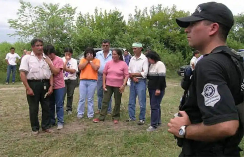 TENSA ESPERA. Los familiares de Claudio Pereyra aguardan novedades en el lugar donde hallaron su cuerpo.