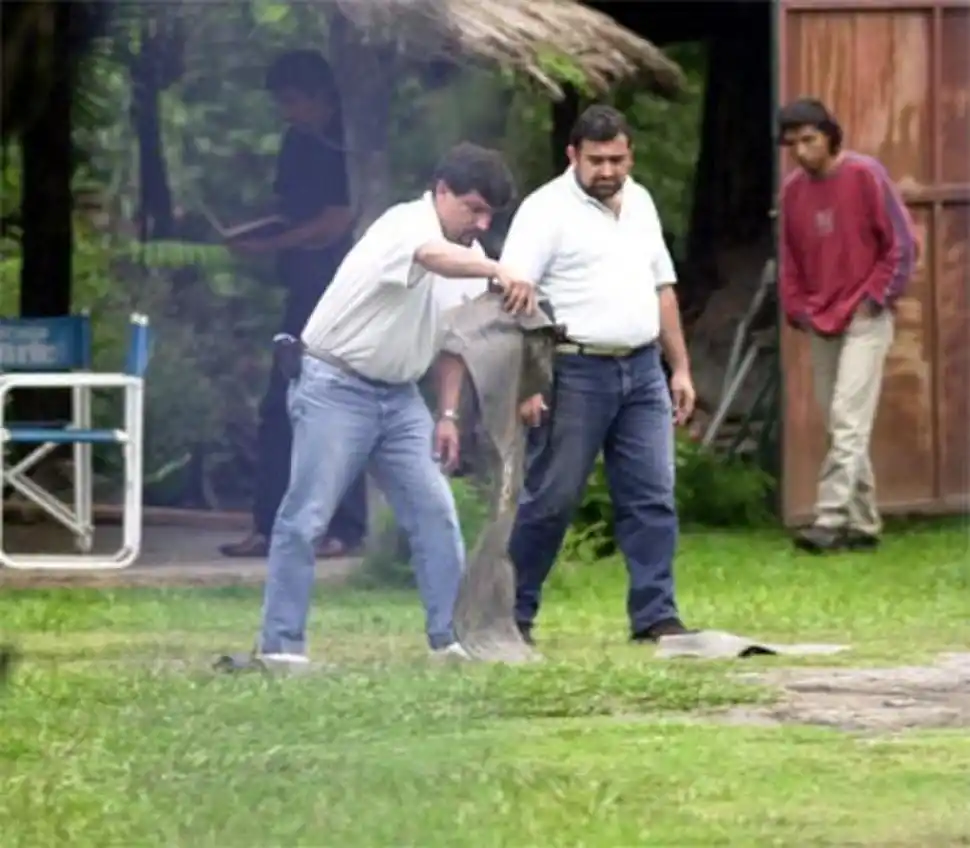 EN PLENA TAREA. Los comisarios Víctor Reinoso y Luis Núñez durante el allanamiento realizado en Río Colorado.