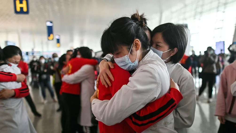 Los chinos se abrazan luego de una cuarentena que se extendió por más de dos meses. TÉLAM