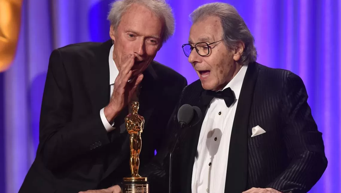 HONORÍFICO. En 2018, Schifrin recibió un Oscar. En el atril, juton a Clint Eastwood, protagonista de Harry, el sucio, uno de los filmes para el cual el argentino compuso la música.