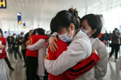 La OMS advirtió que no hay que besarse ni abrazarse hasta que haya una vacuna