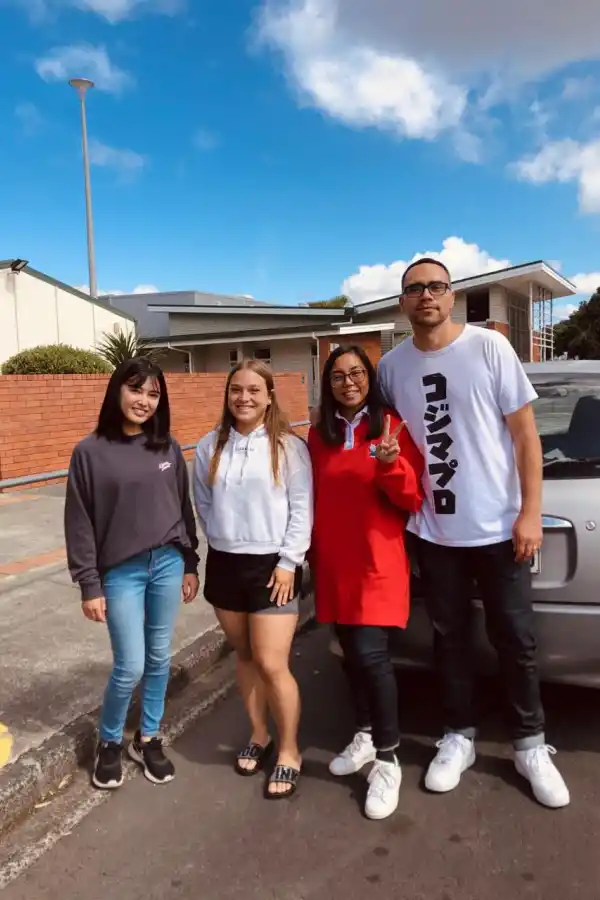 EN FAMILIA. Mariana sonríe junto a su hermana japonesa Taki y sus padres adoptivos, Shirlina y Che.