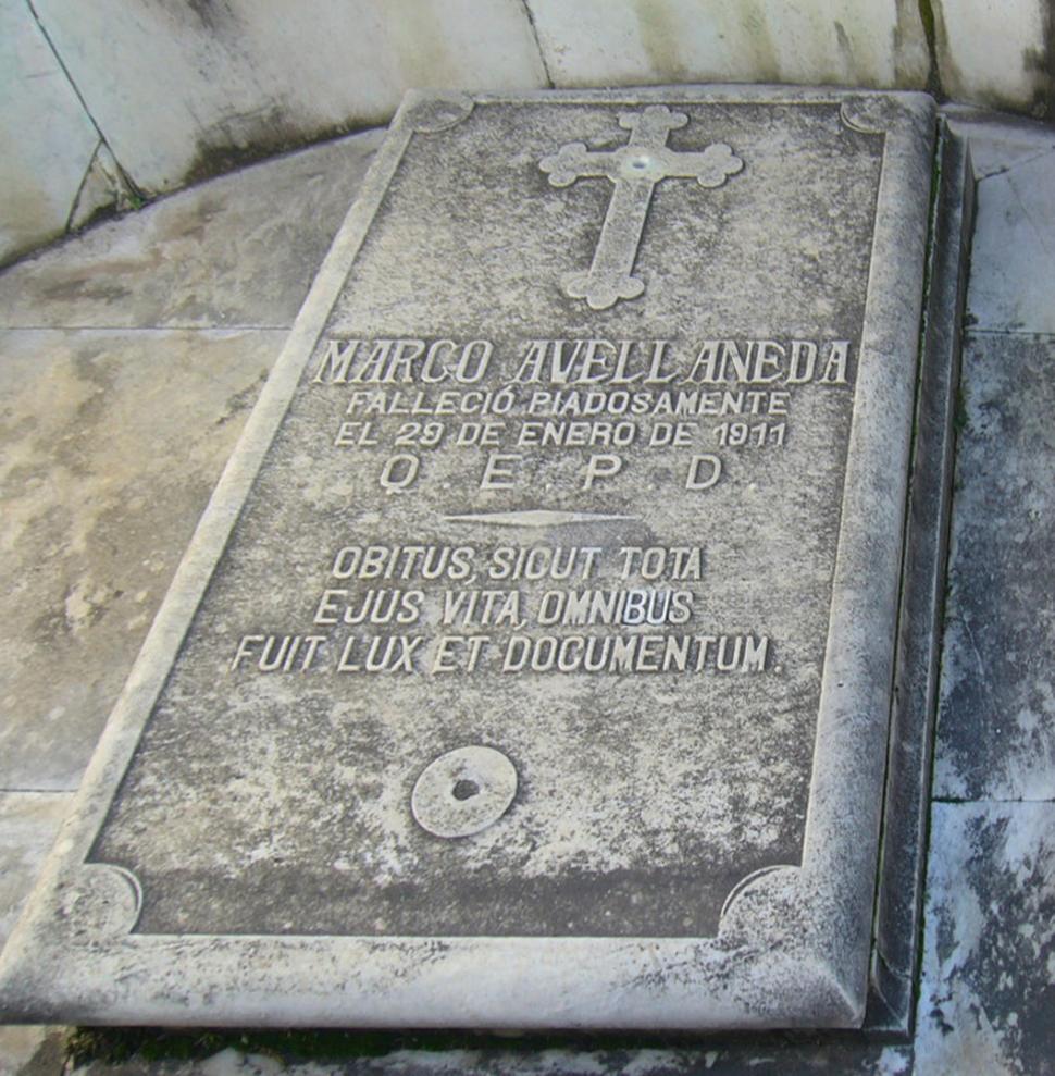 LA PIEDRA. Lápida en la necrópolis de la ciudad de Buenos Aires de Marco Aurelio Avellaneda.