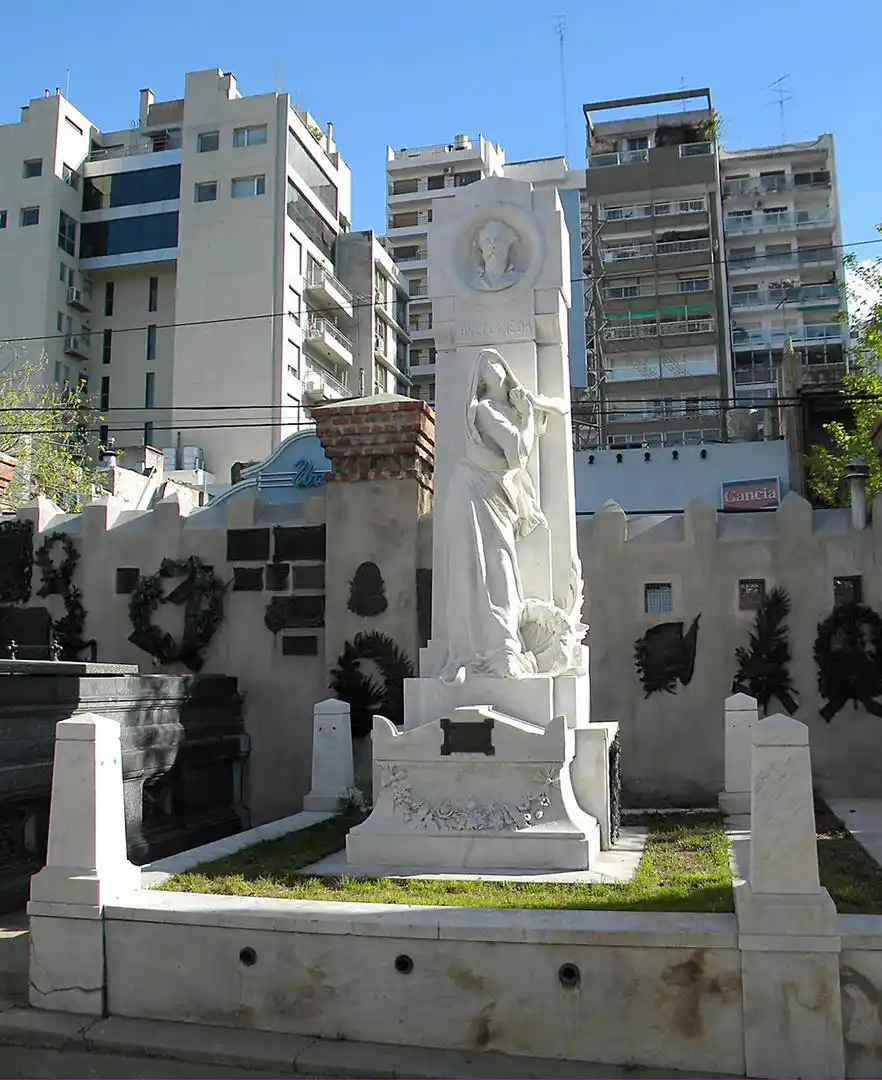 EN LA RECOLETA. La tumba del ex Presidente, en el cementerio porteño.